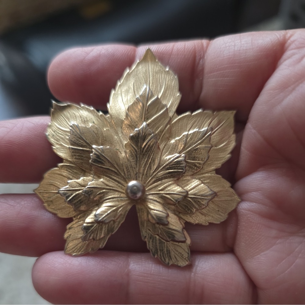 Sarah Coventry Golden Maple Leaf Brooch Christmas Pin Very Light Weight